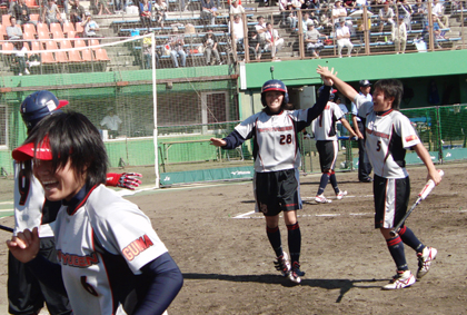 26_代走の和田選手が生還し同点に追いつく